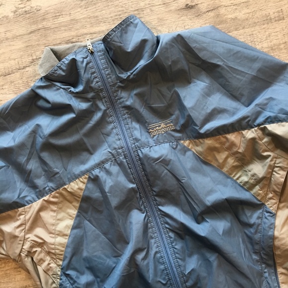 Women’s Patagonia wind breaker. - Picture 2 of 4